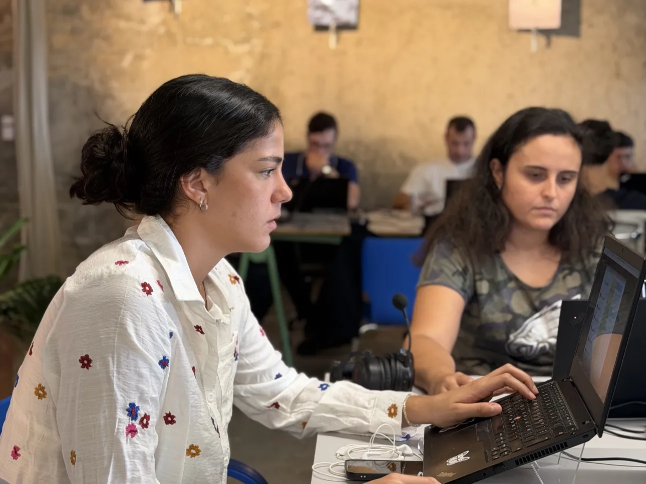 Estudiante consultando a Advisor, el asistente institucional con IA generativa de Bitlogic, desde el portal estudiantil en su celular.